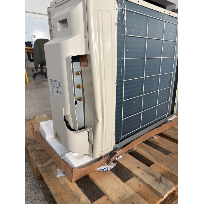 UnitÀ esterna pompa di calore daikin multi con ammaccatura estestica ma funzionante
