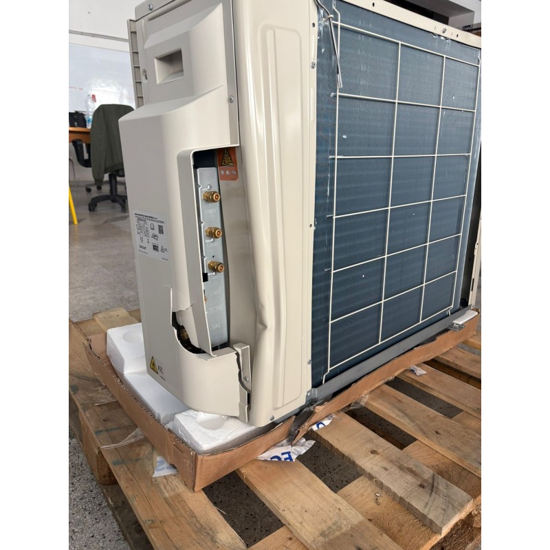 UnitÀ esterna pompa di calore daikin multi con ammaccatura estestica ma funzionante UnitÀ esterna pompa di calore daikin multi con ammaccatura estestica ma funzionante