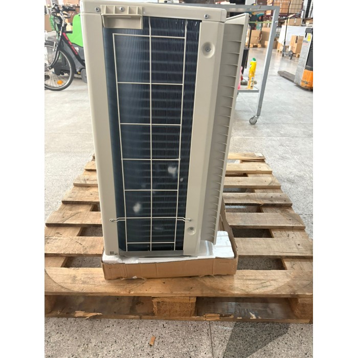 UnitÀ esterna pompa di calore daikin multi con ammaccatura estestica ma funzionante